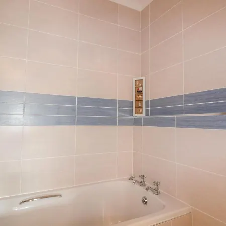 1, Trearren Apartment *