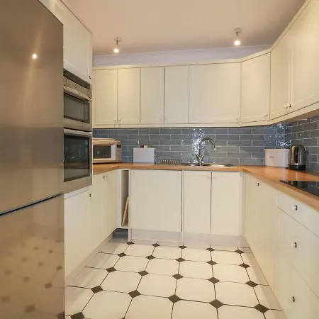 1, Trearren Apartment *