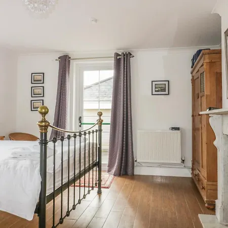 Apartment 1, Trearren *